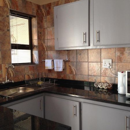 Impala Chalets พาลาบอร์วา ภายนอก รูปภาพ