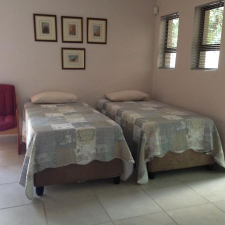 Impala Chalets พาลาบอร์วา ภายนอก รูปภาพ