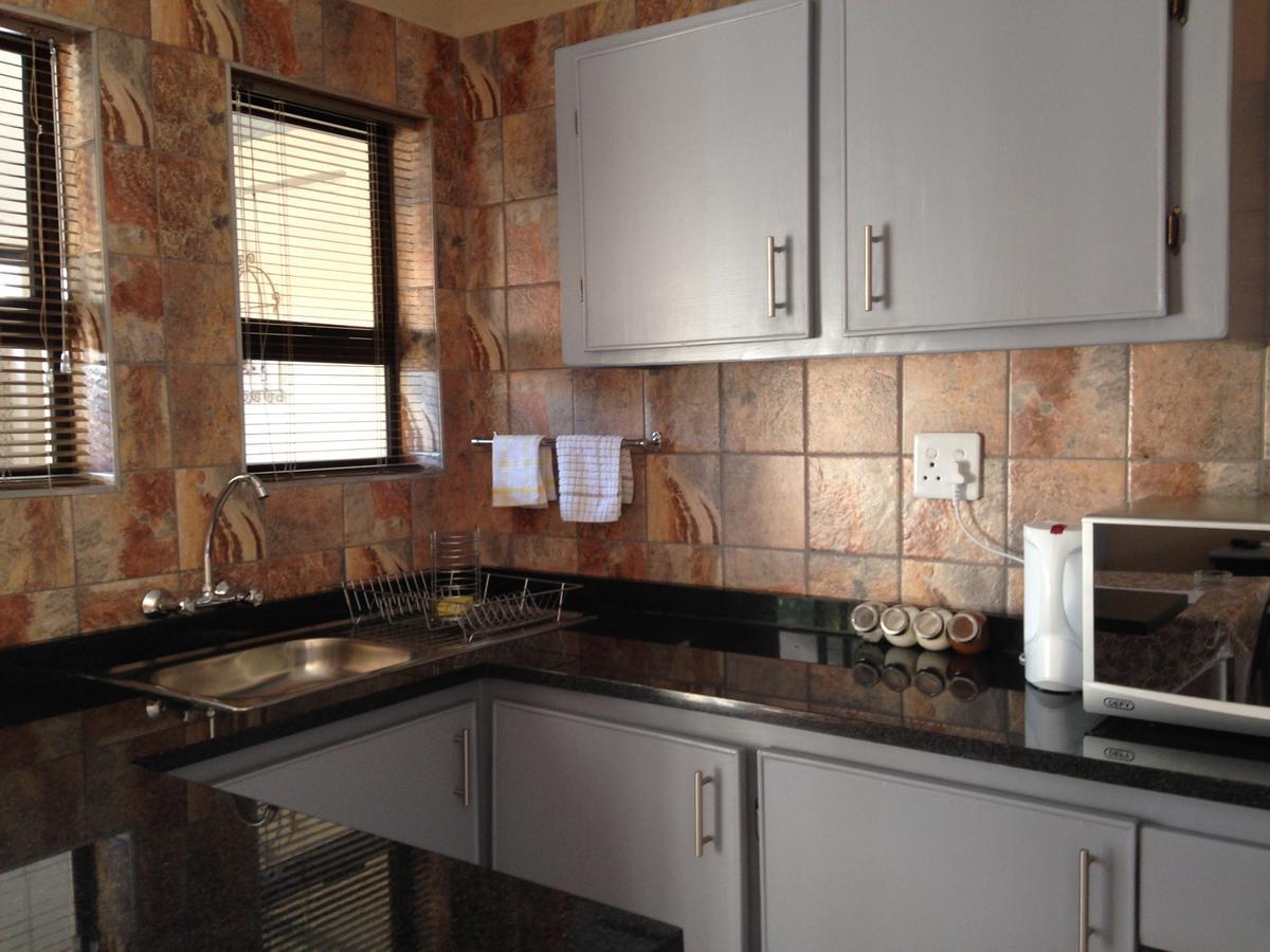 Impala Chalets พาลาบอร์วา ภายนอก รูปภาพ