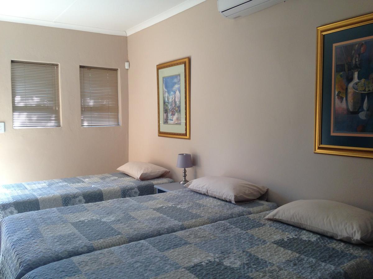 Impala Chalets พาลาบอร์วา ภายนอก รูปภาพ