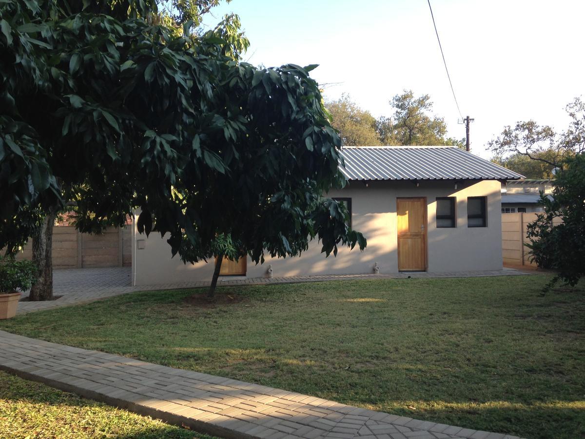Impala Chalets พาลาบอร์วา ภายนอก รูปภาพ