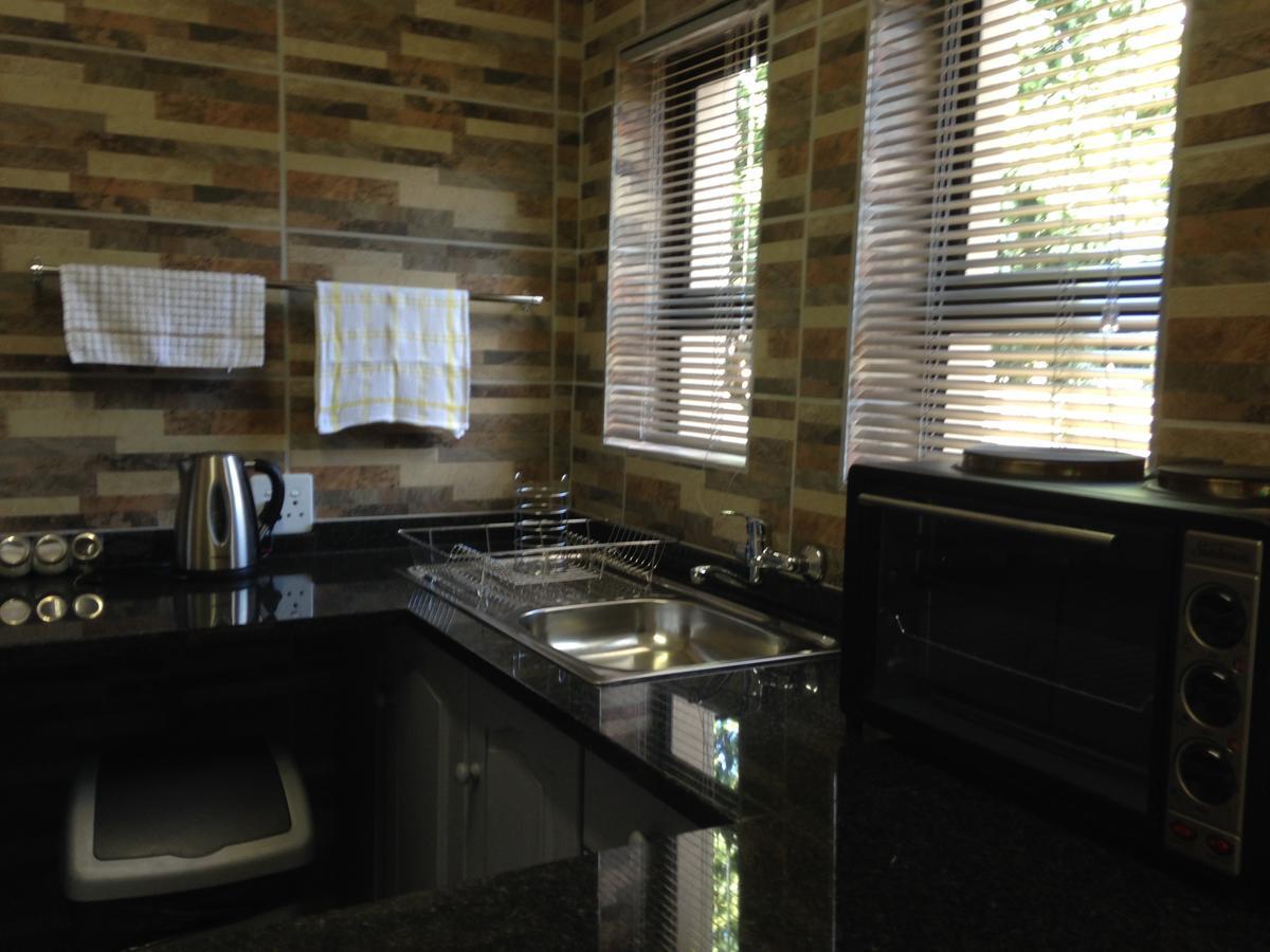 Impala Chalets พาลาบอร์วา ภายนอก รูปภาพ