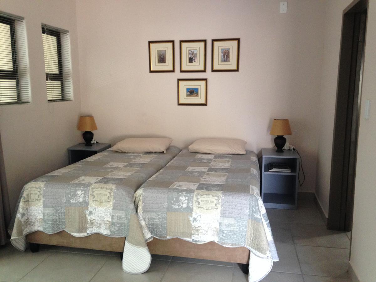 Impala Chalets พาลาบอร์วา ภายนอก รูปภาพ
