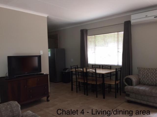 Impala Chalets พาลาบอร์วา ภายนอก รูปภาพ
