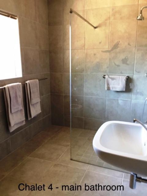 Impala Chalets พาลาบอร์วา ภายนอก รูปภาพ