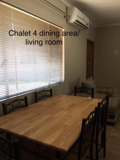 Impala Chalets พาลาบอร์วา ภายนอก รูปภาพ
